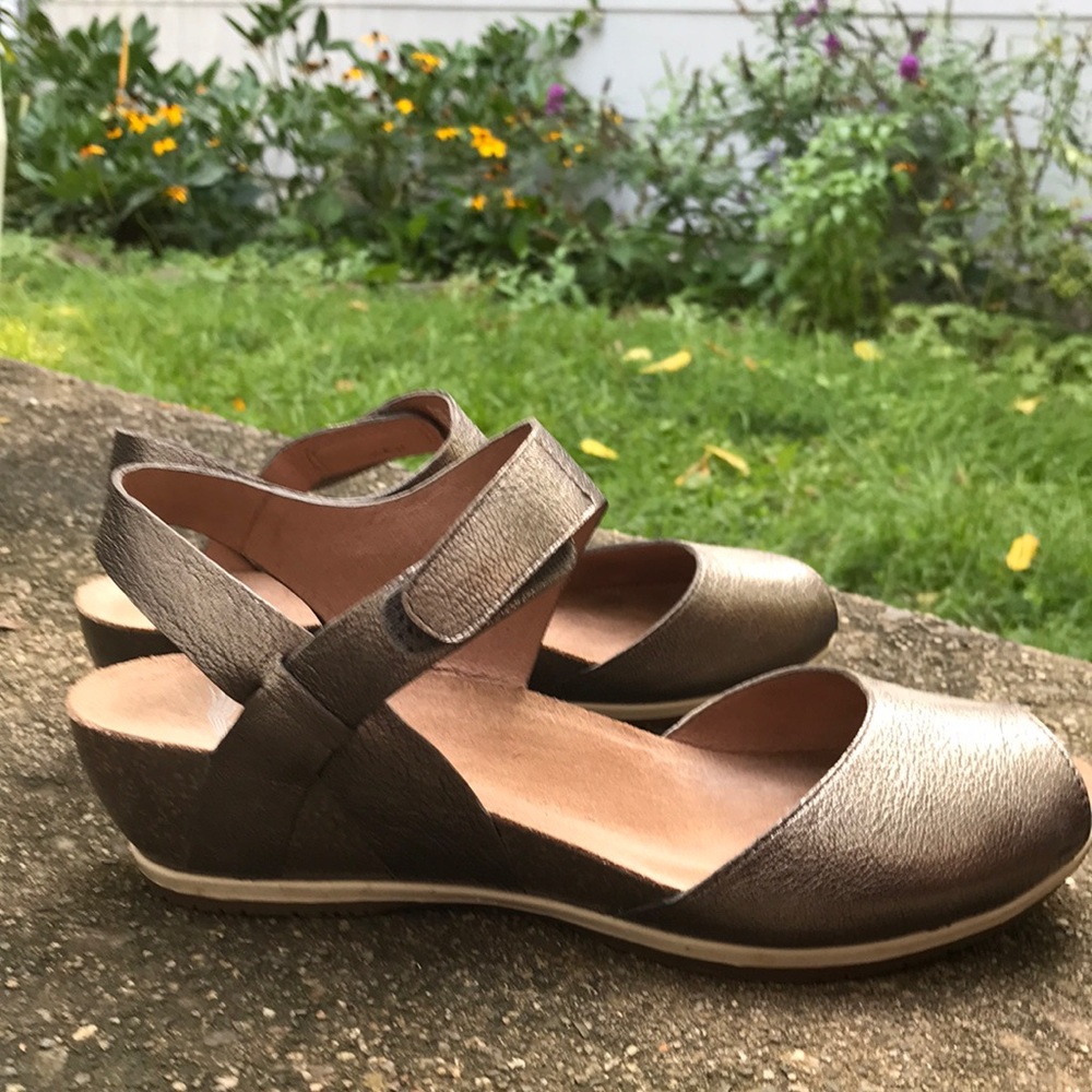 Metallic leather Dansko Sandals Size 7.5